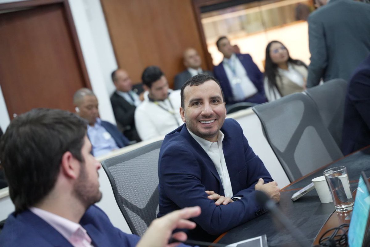 Hoy la Comisión Segunda <a href="/CamaraColombia/">Cámara de Representantes de Colombia</a>  aprobó en su primer debate 4 iniciativas de ley; entre las aprobadas, encabeza el debate la que "busca exaltar al maestro JuanBautistaMadera, y declara como patrimonio Cultural, la pollera Colorá del municipio de Sincé, Sucre.