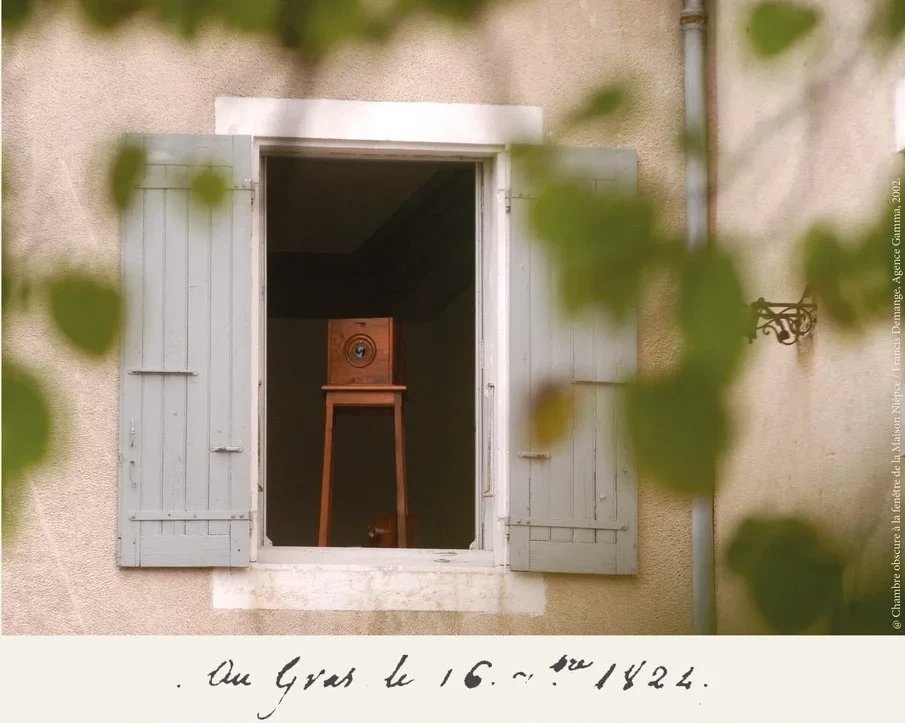 La luz, a través de las formas de capturarla e interpretarla, marcará la historia de nuestros protagonistas.
¿Te vienes a descubrirla?

"Historias en negativo"

En el octavo episodio de #ElDivulgante
⬇️
go.ivoox.com/rf/162452158