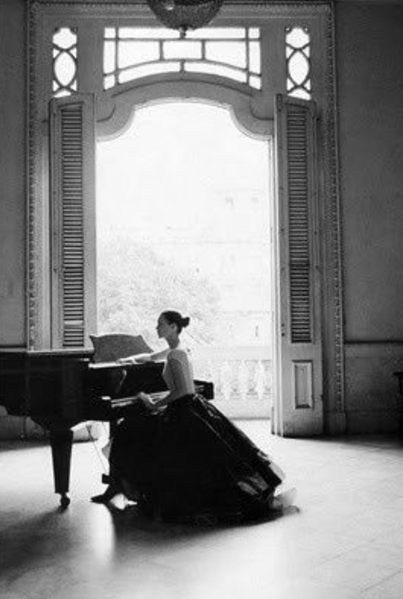 rollingArt43's tweet image. ■

Supermodel Kate Moss

 fashionably

 playing the piano.

Havana
Cuba

Harper’s Bazaar US
May 1998

© Patrick Demarchelier

#KateMoss #Supermodel #FashionIcon #StyleIcon #RockChic