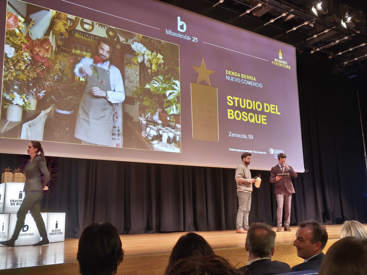 Una vez más un placer participar en la gala de #BilbokoFaboritoak, los premios del comercio de #Bilbao.

Bilboko merkatal proposamenen maila altua eta auzoekiko eta enpleguarekiko konpromezuaren adierazle. Zorionak hautagai eta saridunei!