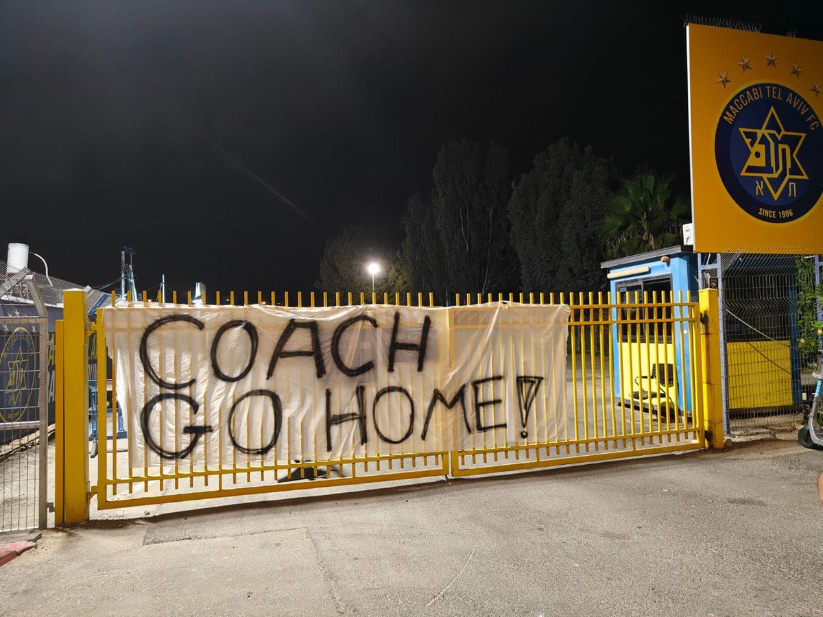 עכשיו ב-ynet: אוהדי מכבי ת״א הציפו את קרית שלום בשלטי מחאה: ״coach go home” ושלטים רבים נוספים