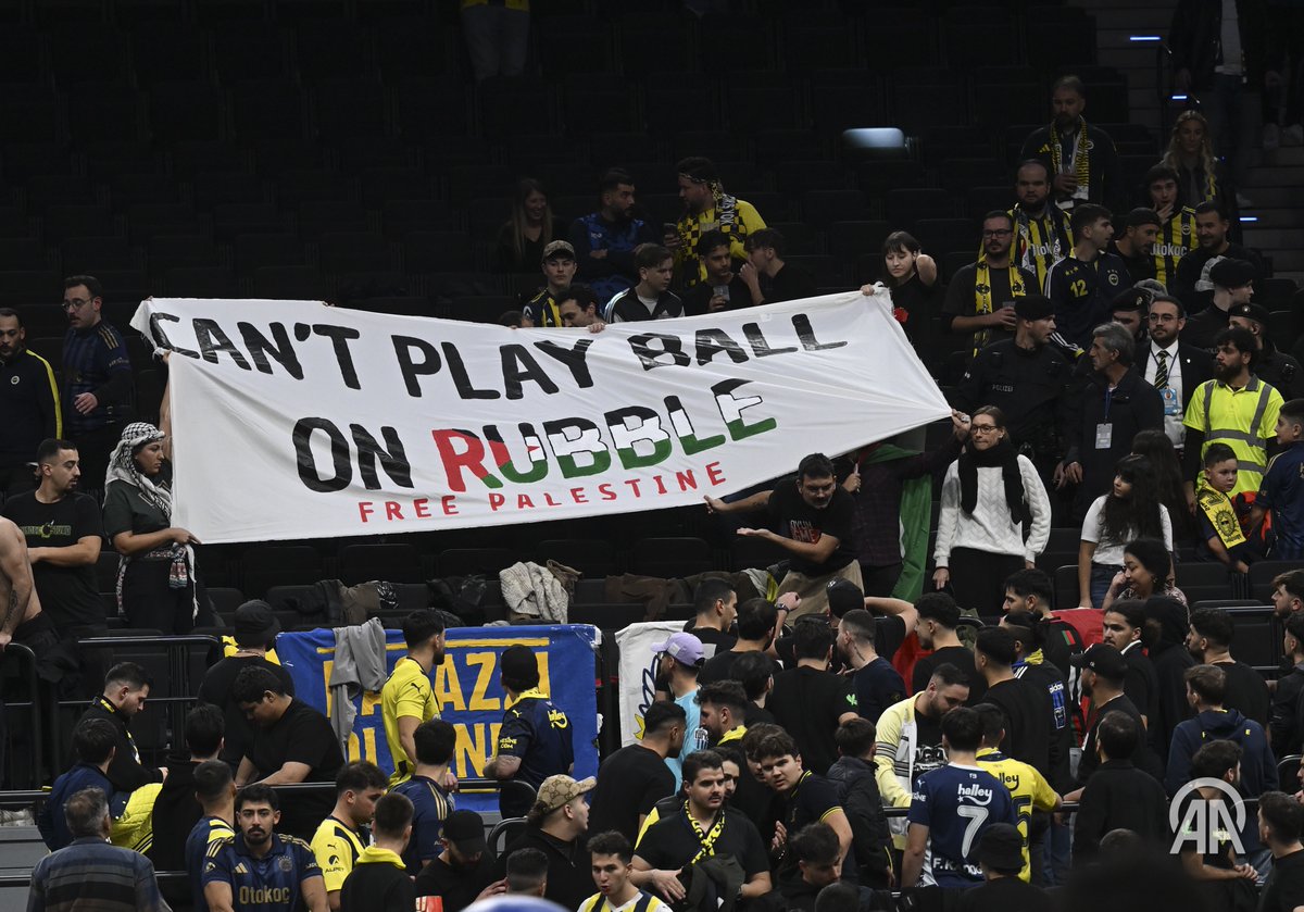 "ENKAZLARIN ÜZERİNDE TOP OYNAYAMAZSIN"

🇵🇸 Fenerbahçe Beko'nun Almanya’da israil ekibi maccabi ile karşılaştığı maçta Fenerbahçe taraftarı, üzerinde "Enkazların üzerinde top oynayamazsın" yazılı pankart açarak işgalci israili protesto etti.