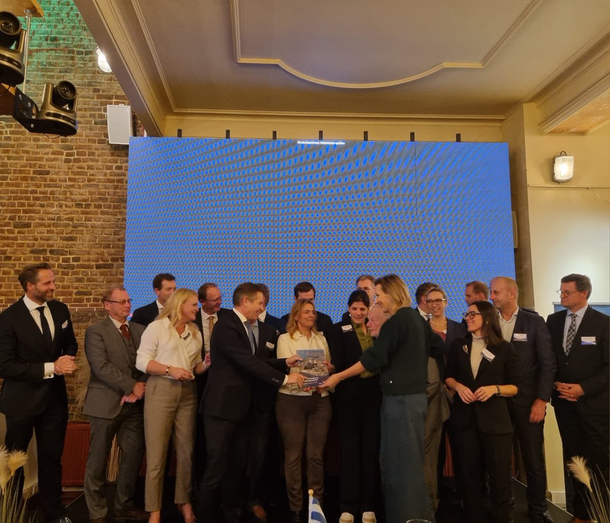 In Brussel. Overhandigen van ons gezamenlijke verhaal over het verduurzamen en versterken van de Zeeuwse industrie en alles wat daar aan vast hangt.

#Zeeland #industrie #energietransitie 

Lees meer:
zeeland.nl/actueel/zeelan…