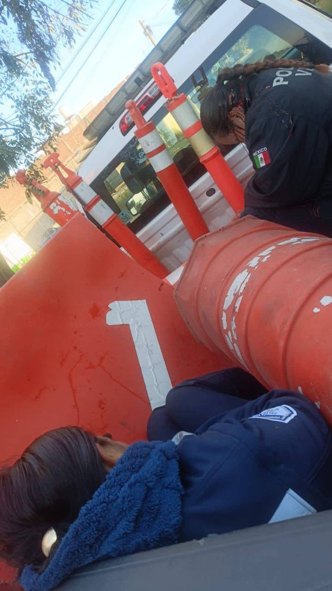 DorlanFernandez's tweet photo. ⚠😡🤬Asesinan a policías Libna Mata y Gisela Ceballos en El Salto, #Jalisco. Las 2 mujeres, pertenecían a la Policía Vial del Estado, fueron abandonadas sin vida, con impactos de bala en la cabeza y en la caja de su propia patrulla en el cruce de San Pablo y San Juan. https://t.co/gHVIIkaSBb