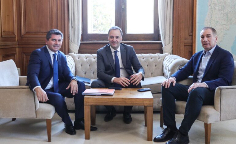 Sditomaso's tweet image. #Mineria : Orrego pide cambiar la Ley de Glaciares
#Orrego plantea actualizar la #LeydeGlaciares para atraer inversiones sin perder protección ambiental.
🏔️ Debate sobre minería, desarrollo y federalismo.
@DrMarceloOrrego @diegosantilli  #LeyDeGlaciares #RIGI…