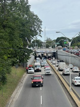 xevtfm's tweet image. ⚠️ #Alerta ⚠️ Accidente en carril central de Ruiz Cortines casi frente a plaza #Olmeca

¡Precaución!

📸 @jorcupidos