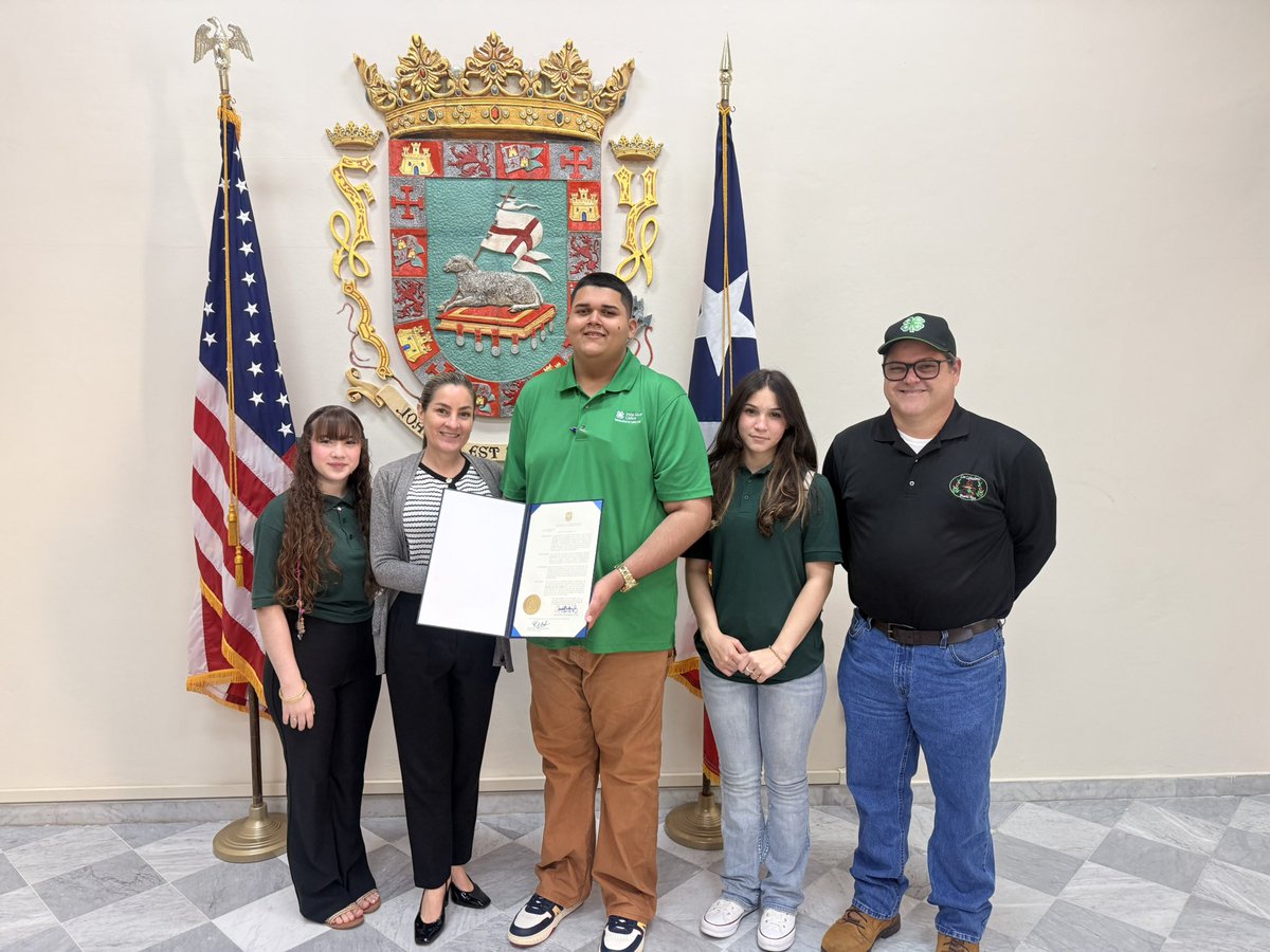 El Departamento de Estado entregó la Proclama de los Clubes 4H del Servicio de Extensión Agrícola a Diego Alequín, al Prof. Salvador Baiges y sus compañeras del Municipio de las Marias.