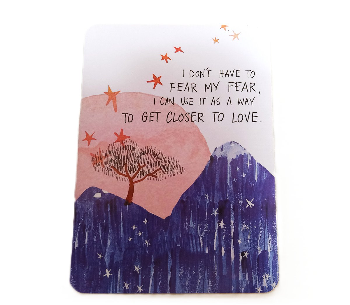 elevateandalign's tweet image. This card reminds us that fear isn’t a barrier—it’s a doorway. Instead of resisting or judging our fear, we’re invited to embrace it as a sacred messenger, guiding us toward deeper self-compassion and love. 
#oracle #oraclereading #fear