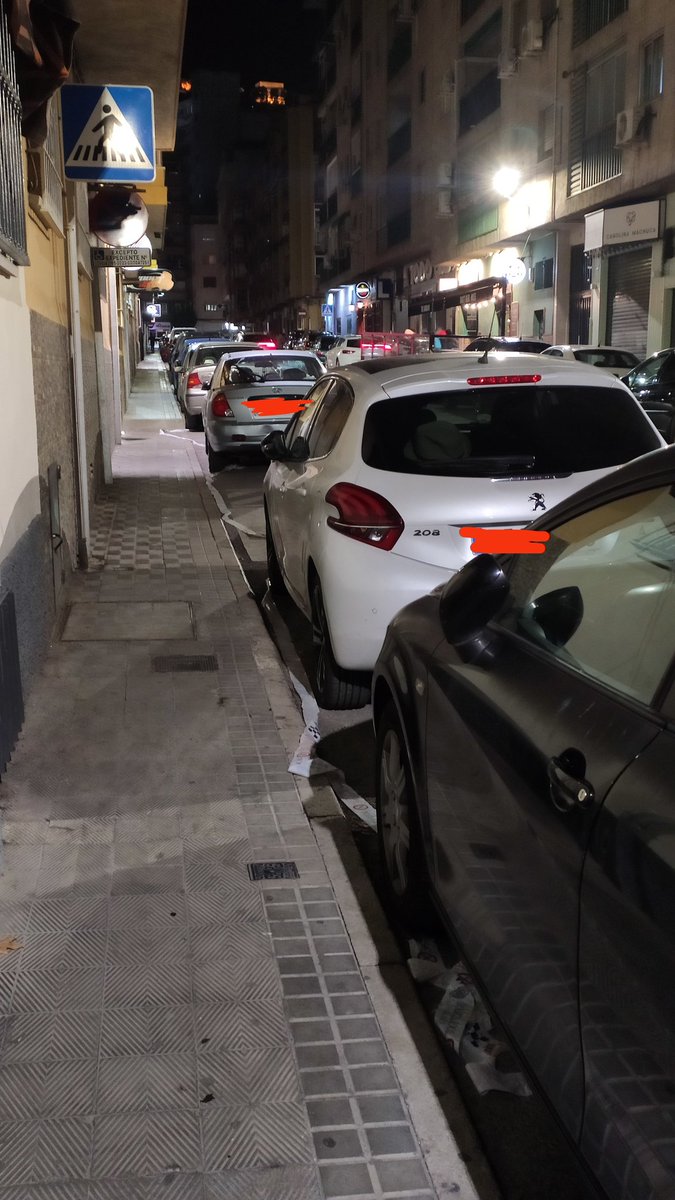 Calle San Francisco Javier. Retiran las señales de prohido aparcar por la media maratón pero se ve que las cintas les costaba mucho trabajo. Luego nos pedís a los cuidados responsabilidad para mantener la ciudad limpia, eh <a href="/AytoJaen/">Ayuntamiento de Jaén</a> ? (Y así toda la calle).