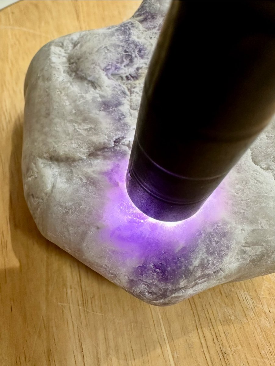 見事な素晴らしい透光性‼️糸魚川ラベンダー翡翠‼️希少‼️送料無料‼️破格出品‼️ 今日のヒスイ&糸魚川で拾える鉱物は、 （紫🟣編です） 糸魚川で拾える