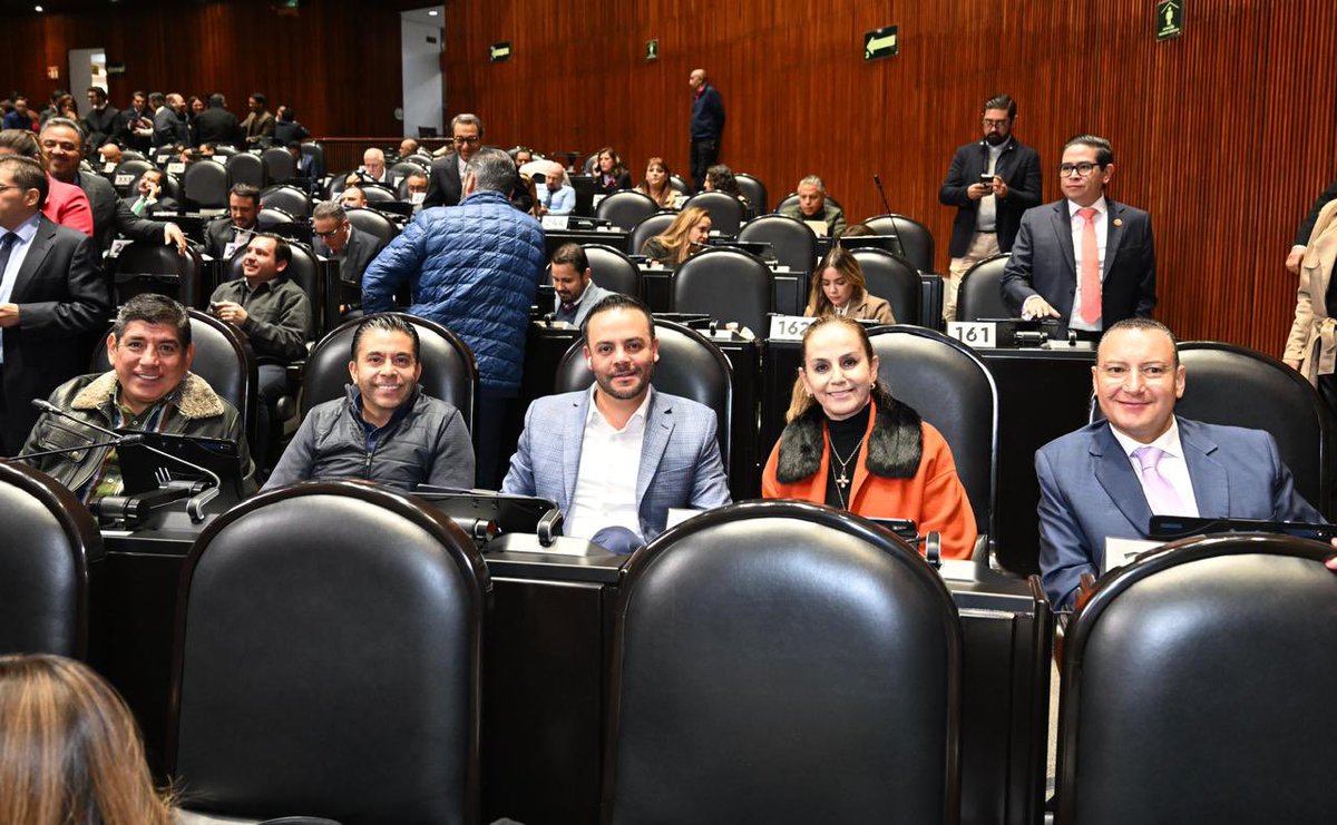 Hoy desde la <a href="/Mx_Diputados/">H. Cámara de Diputados</a> en la aprobación de varias iniciativas en beneficio de México. Aquí con mis compañeros de derecha a izquierda: <a href="/Paulomartinezl/">Paulo Martinez</a> (Aguascalientes), <a href="/loregarciaalc/">Lore García Alcocer</a> (Qro), <a href="/Mig_Guevara/">Miguel Guevara</a> (CdMx) y <a href="/FerTorresGTO/">Fernando Torres G.</a> (Gto).