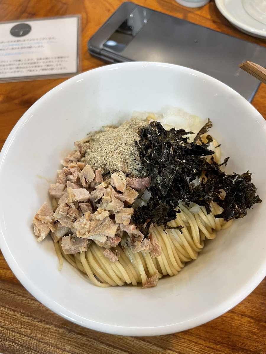 wakia101's tweet photo. ラーメンワズ٩(ˊᗜˋ*)و
UNアメノオト@佐野市
SNS限定豚清湯煮干しそば（並）
煮干しの和え麺
残業終わりに🚗💨
催事前のYSHか、夜営業の3931か限定の☔️かで白鷗祭で食べられなかった煮干しを😎その前に佐野ら〜と思ったが三軒フラれた🤣
丼顔最高😍この出来上がりは限定じゃ勿体ないくらい美味かった😋 https://t.co/p2BNEH9jcG
