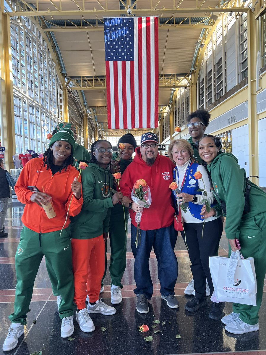 djarvis86's tweet image. We had a few roses left over from the day, Dan the Man wasn’t about to let them go to waste — he handed them all out to the ladies from @FAMU_WBB! A true gentleman move

#FAMU #PayItForward #CollegeBasketball  #womenssports