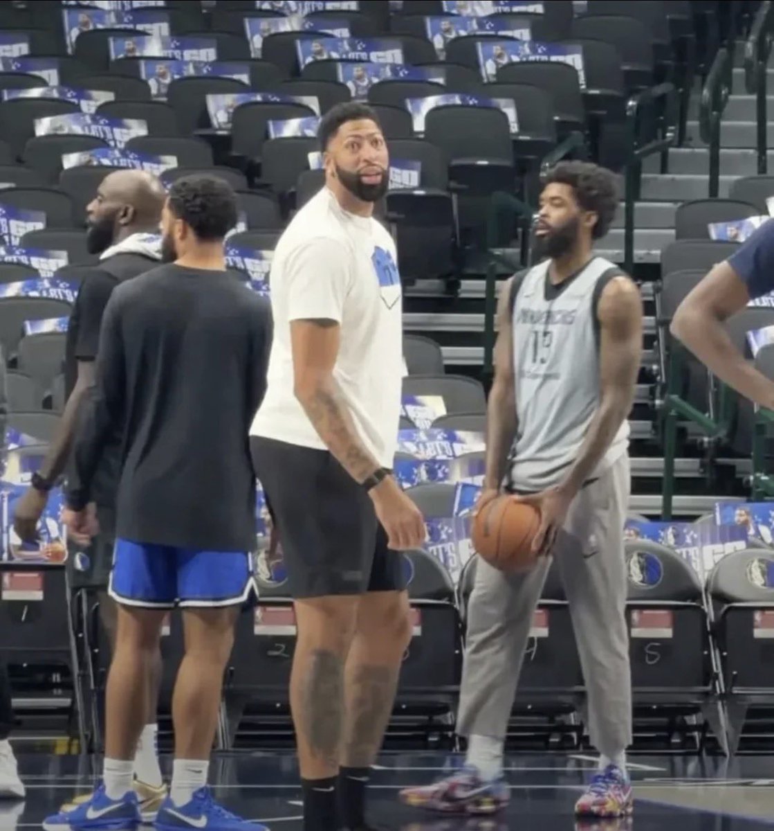 quadruplo_duplo's tweet image. Simplesmente Anthony Davis em um treino dos Mavericks, a foto é de ontem.

O que há na água de Dallas? Ou melhor: na receita...