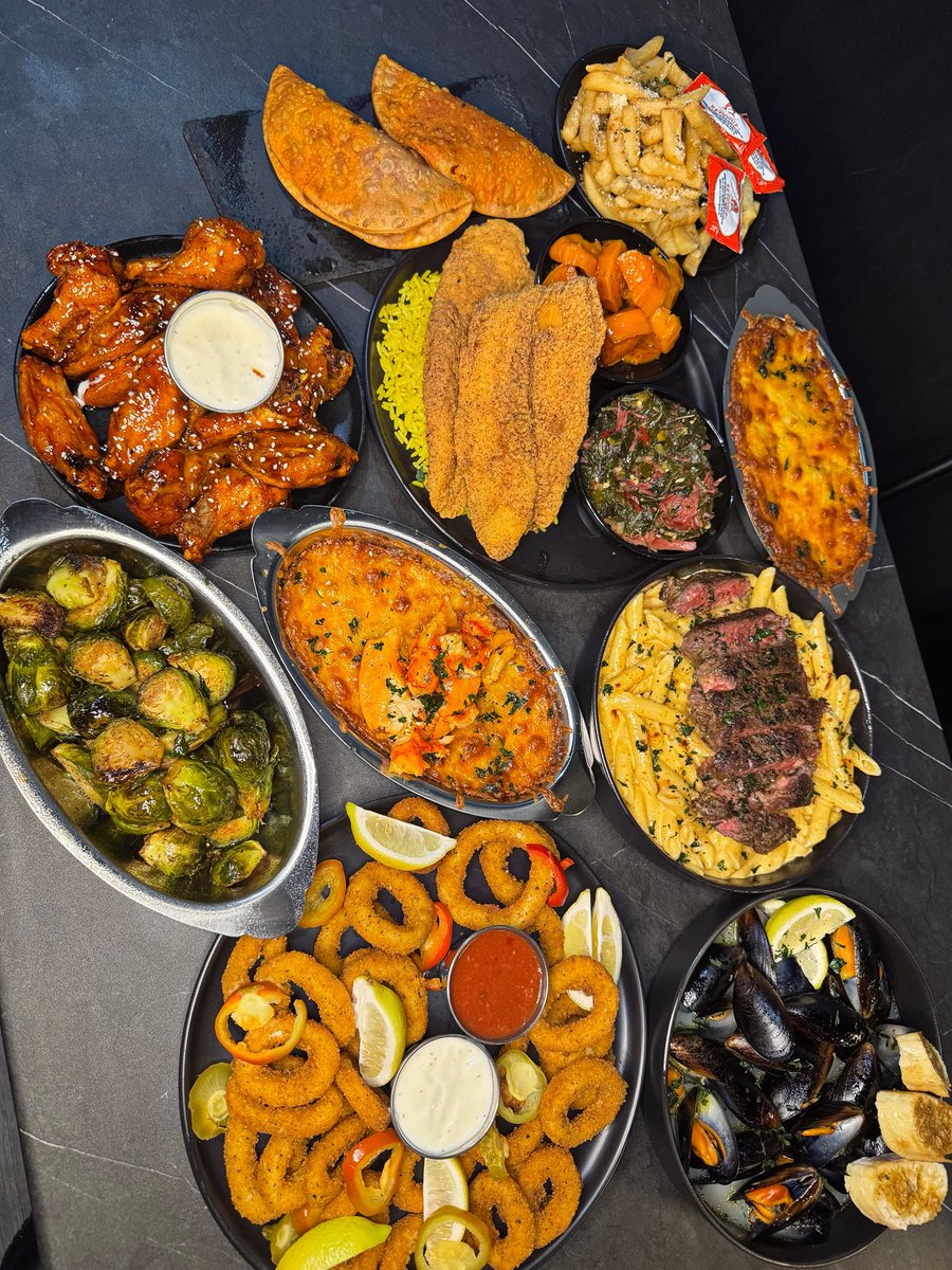 JayLamuzindah's tweet image. We had ANOTHER news interview today and they photographed my food 🔥🔥🔥 Asian chili chicken wings, Lobster Mac n Cheese, Mussels with garlic baguette, Fried calamari, Steak Cajun pasta, Fried fish, greens &amp;amp; yams, Truffle Fries, Honey- Roasted Brussels &amp;amp; Beef &amp;amp; cheese empanadas.