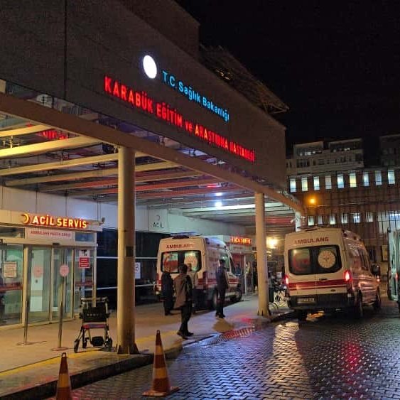 Fotosuratlarda lezbiyenlar bir-birlarini erkalashmoqda