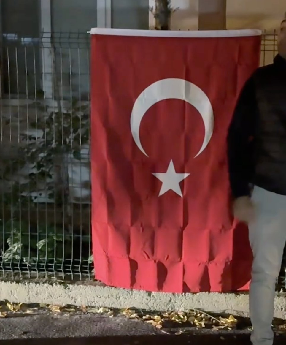 Hava Uçak Bakım Astsubay Başçavuş Akın Karakuş'un şehadet haberi Sakarya'daki ailesine verildi.

Şehidimizin baba ocağına Türk Bayrağı asıldı. 🇹🇷