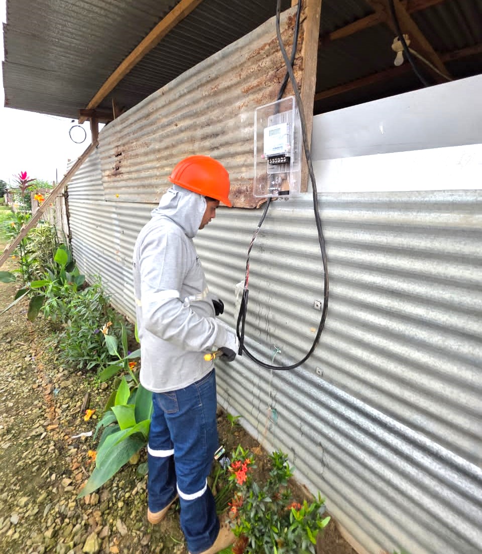 CNEL_EP's tweet photo. ✅EL ORO

Personal técnico de CNEL EP realizó operativos de control de energía en varios cantones de la provincia, lo que permitió la instalación de 37 nuevos servicios en Huaquillas, Santa Rosa y Balao.

Además, se ejecutaron acciones de control y fiscalización para prevenir y detectar el hurto de energía en los mismos cantones, notificando a los usuarios que contaban con irregularidades en su consumo y realizando 21 desconexiones informales.