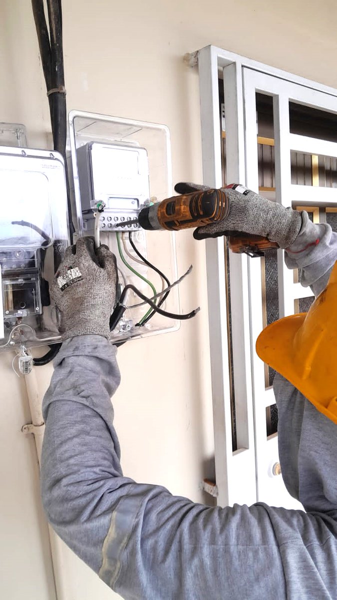 CNEL_EP's tweet photo. ✅EL ORO

Personal técnico de CNEL EP realizó operativos de control de energía en varios cantones de la provincia, lo que permitió la instalación de 37 nuevos servicios en Huaquillas, Santa Rosa y Balao.

Además, se ejecutaron acciones de control y fiscalización para prevenir y detectar el hurto de energía en los mismos cantones, notificando a los usuarios que contaban con irregularidades en su consumo y realizando 21 desconexiones informales.