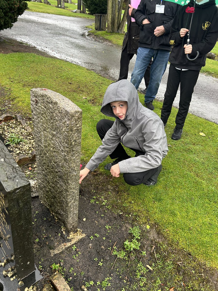 StPatricksRCPS's tweet image. Some of our P7 pupils represented St Patrick’s at Lochgelly Cemetery this afternoon, placing poppies on war graves, learning about the lives we were honouring. A big thank you to Cowdenbeath Rotary club for inviting us to take part in this special event. 💛🖤💛 #stpatsproud