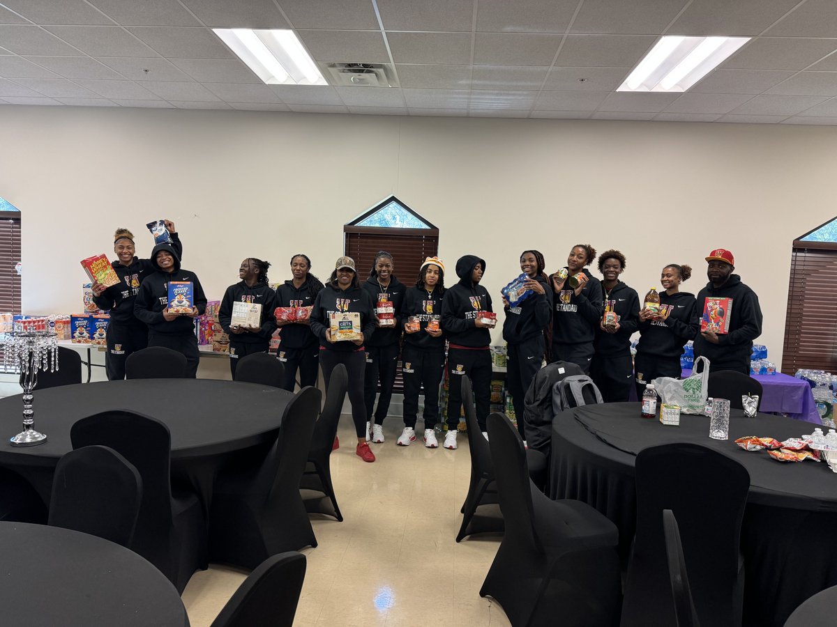 This week, Tuskegee Women's Basketball joined forces with Mt. Olive Missionary Baptist Church to support their Holiday Food Drive by helping collect, sort, and distribute donations to families in need across the community. 🥫🐅❤️

#SkegeeWBB l #MyTUAthletics l #communityservice