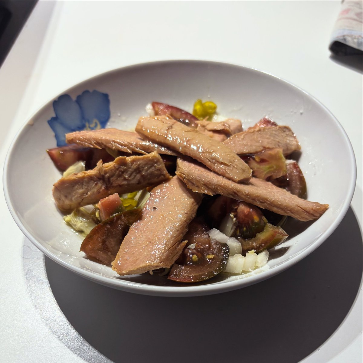 FERABELJO's tweet photo. Ensalada de tomate kumato y ventresca
Aliñada con el aceite de la ventresca y un poco del vinagre de unas piparras encurtidas y troceadas junto a cebolla picada y dos corazones de alcachofa

#cocinando #ricorico #hechoencasa #comesano #comebien #cocinar #modochef #acomer #saborrr https://t.co/AU51CyNosm