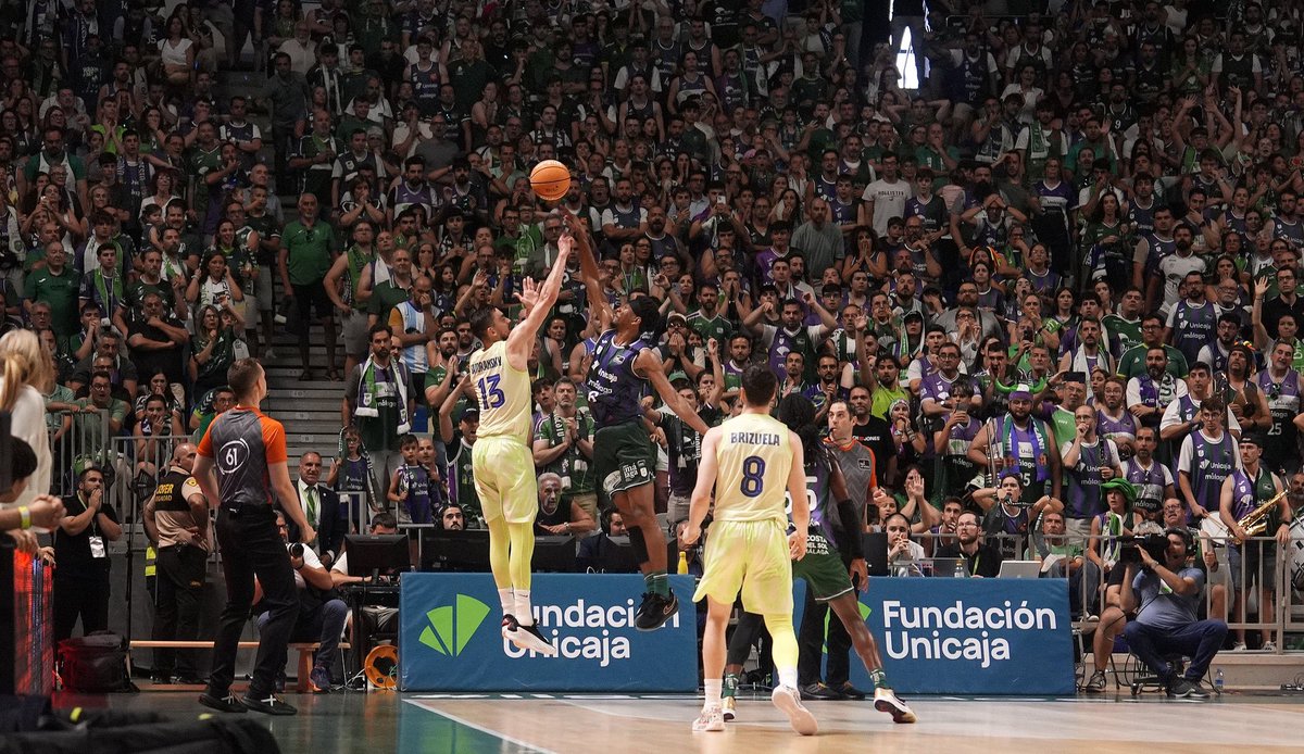 Le veo en Valencia Basket y no puedo ser más viudo. Te echamos de menos Kam.