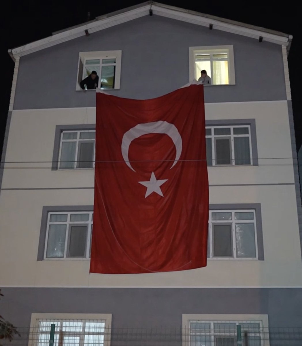 bpthaber's tweet image. Hava Uçak Bakım Astsubay Üstçavuş Emre Altıok'un şehadet haberi 102 yaşındaki dedesine verildi. 🇹🇷

— Şehidimizin ikinci kez baba olacağı öğrenildi.