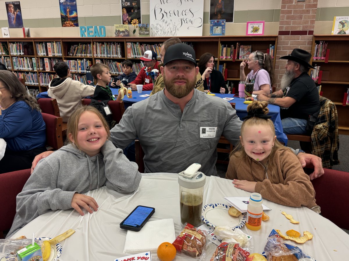 ConroeISD's tweet image. Bozman Intermediate honored veterans within their community with a special Veterans Day Breakfast hosted by the Student Council. 💙❤