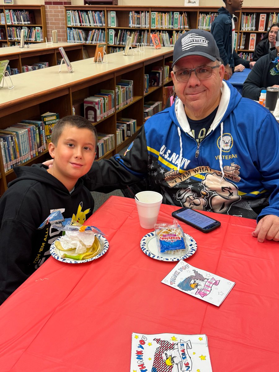 ConroeISD's tweet image. Bozman Intermediate honored veterans within their community with a special Veterans Day Breakfast hosted by the Student Council. 💙❤