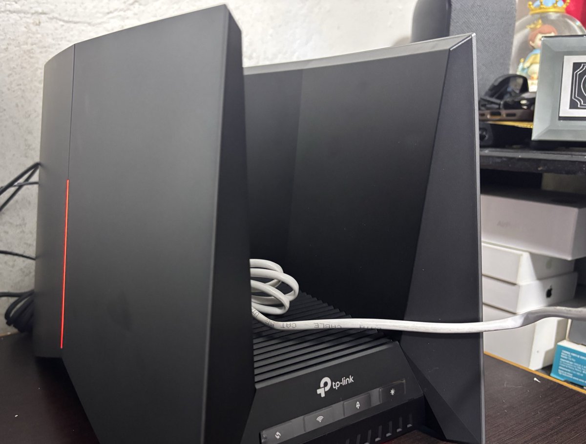 Ivansgolden's tweet photo. @totalplaymx @RicardoBSalinas 
Ya están instalandome los 10,000 mbps, agradezco que me hayan atendido mucho antes de lo esperado. Ahora si podremos navegar a exceso de velocidad!!. 😎 https://t.co/yr6eZuZnp0