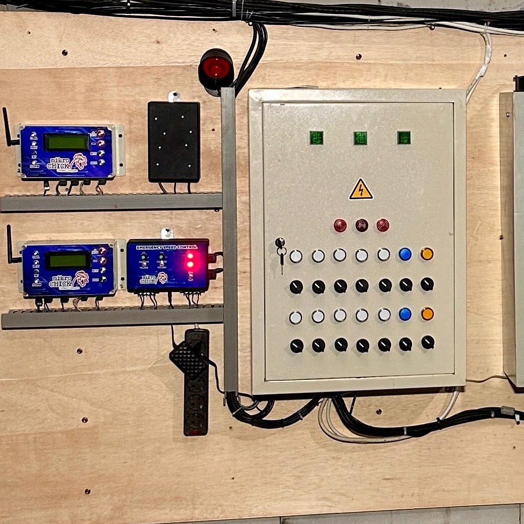 Infraseis's tweet photo. Selain sensor gempa kami juga memproduksi yang lain loh. 
Salah satunya Mikrochick smart climate computer ayam broiler  close house 2025 full feature untuk mengatur iklim kandang broiler close house dari breding sampai panen https://t.co/j1bsM9VISC
