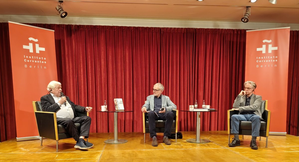 beatrizdcao's tweet photo. Interesantísima charla esta tarde en @IC_Berlin sobre memoria, democracia, extremismos y neofascismo con biógrafo de Hitler (W. Benz) y Franco (@CasanovaHistory). 
Casanova: "Es un momento de confusión y silencio. Se habla de la celebración de 50a. de democracia. Pero no... 👇🏽 https://t.co/f6WJJAmy5f
