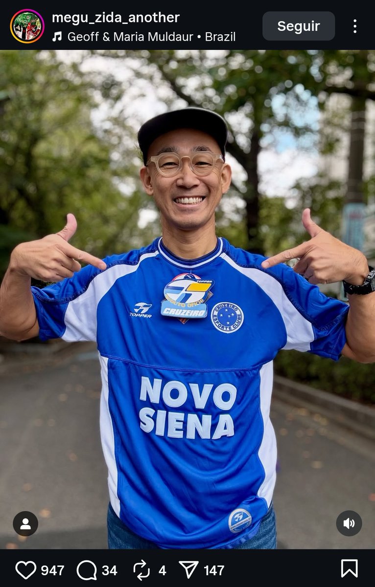 do mais absoluto nada apareceu um japonês na tl do meu instagram me fazendo inveja com a camisa de 2001 na etiqueta