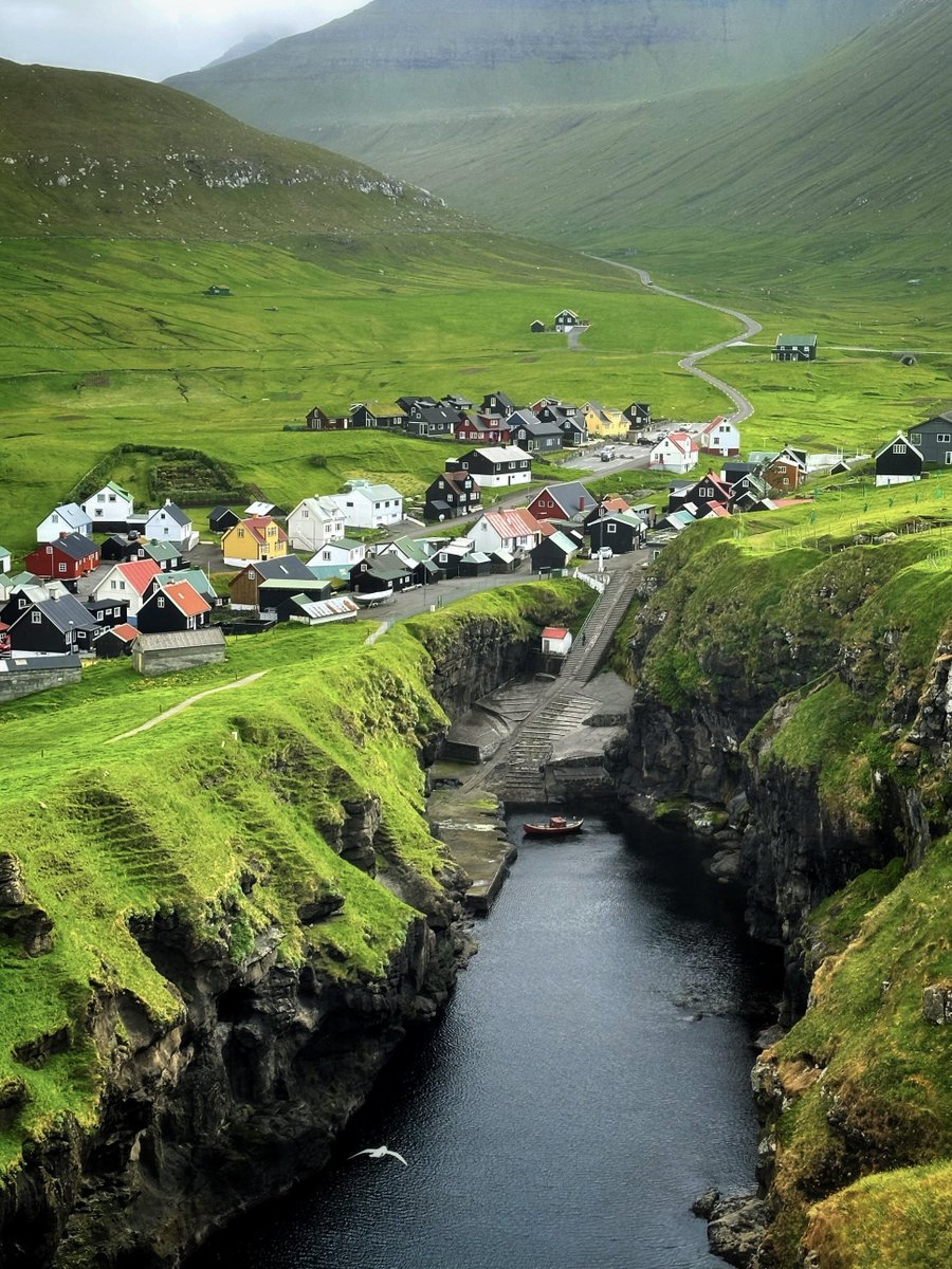 Alina80lp's tweet photo. If you stood here, what would you do first? 🤔
A) Take 200 photos
B) Sit down and just stare
C) Scream into the fog for fun
D) Wonder how people ever leave this place
#FaroeIslands #TravelGoals #NatureLovers https://t.co/YvVR3xXLgD