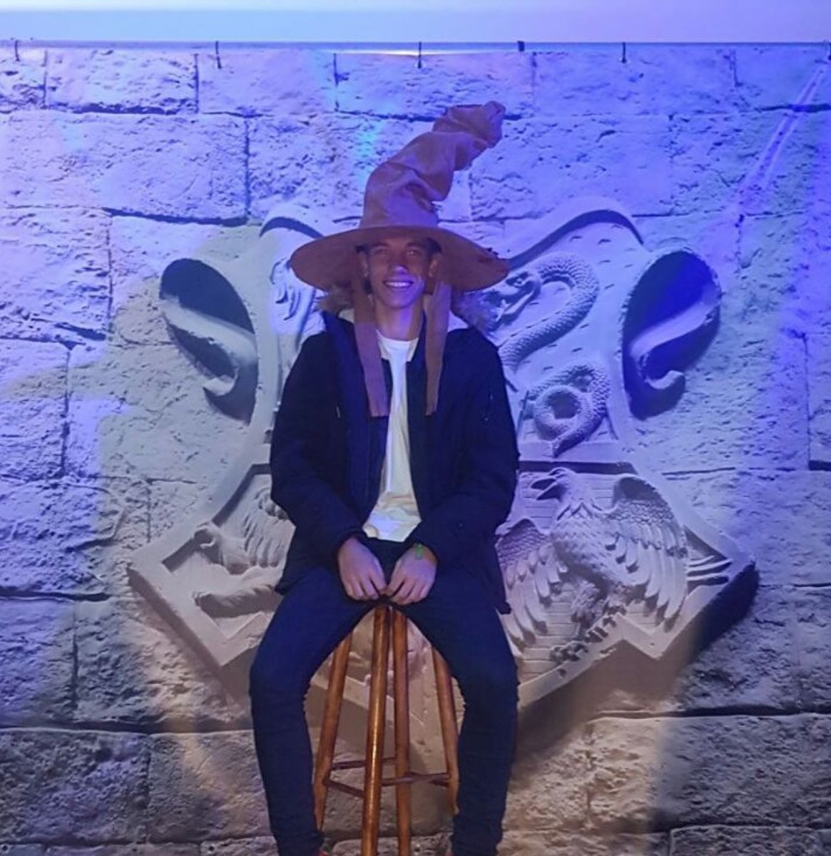 Hace fresquillo ya, así que vamos a jugar a un jueguito de frío y mantita: Hogwarts Legacy, tranquilito, con la varita, la escoba y sus cosas. 🪄🧹❄️

Fotillo cuando me ficho el Slytherin SL

25 años el colega..

TV/ joseov22