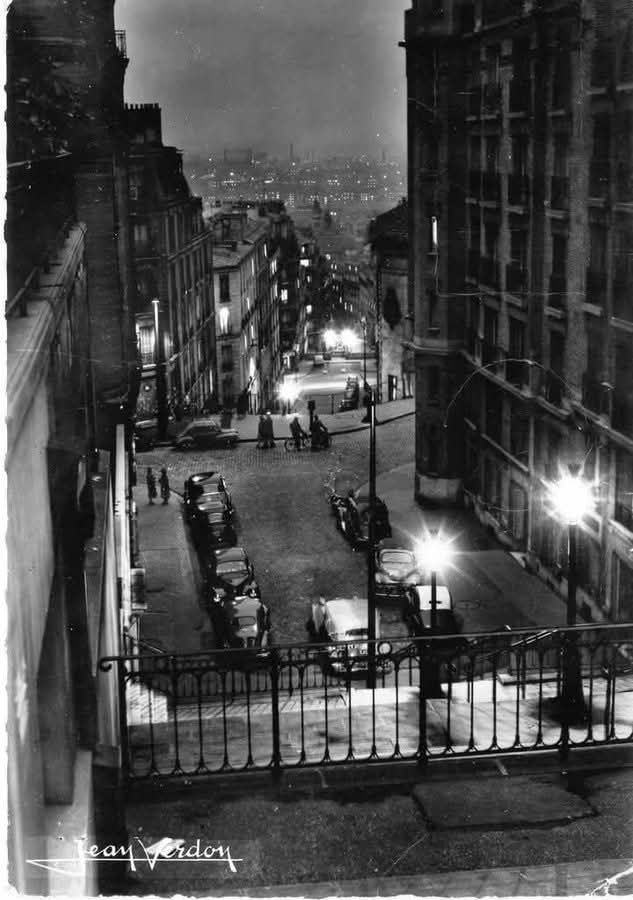 📸 Éditions Alfa.
Montmartre la nuit 
1955. Paris
