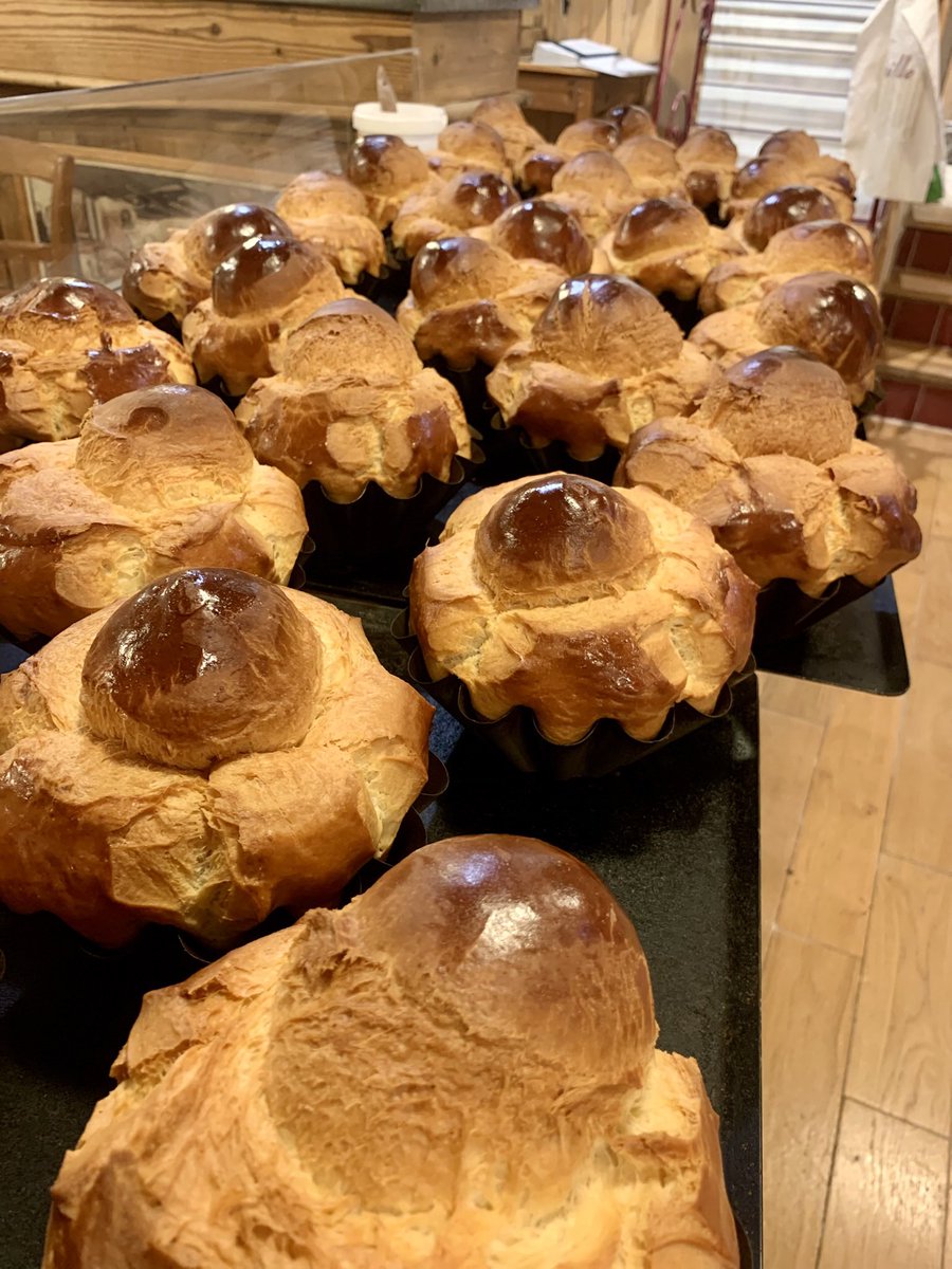 頭がちょこと乗った形のブリオッシュ•ア•テット  « Brioche à tête »
またの名を
ブリオッシュ•パリジェンヌ« Brioche parisienne »と言い(パリのブリオッシュ)
うちのお客様達も思い思いの名前で愛着を持って呼んでくれる。
パンの国の方達のパンとの距離が近くて、それを見てるだけで毎日感動する