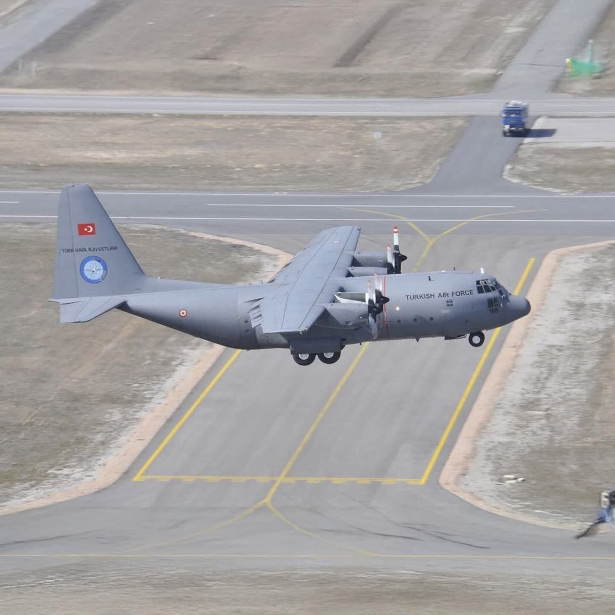 GEÇMİŞ OLSUN TÜRKİYE...
Azerbaycan’dan kalkan Türk Silahlı Kuvvetlerine ait C130 kargo uçağı Gürcistan - Azerbaycan sınırında düşmüştür. 20 şehidimiz var, şehitlerimize Allah’tan rahmet yakınlarına başsağlığı dilerim.