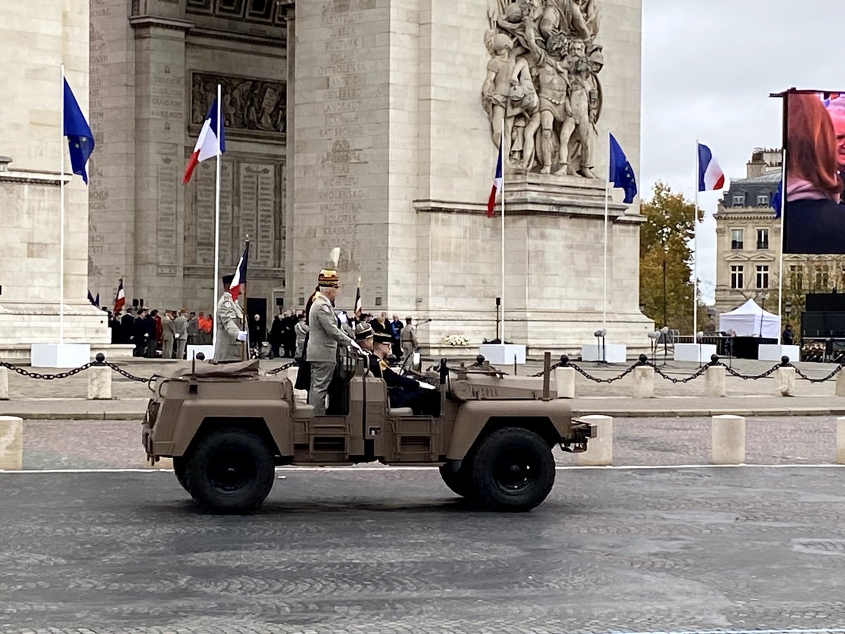 🇲🇫 Les élèves de la #classedefense du collège <a href="/VictorDuruy/">Victor Duruy</a> , leur professeur de français Mme Delcourt, et M. le Proviseur sont présents dans les tribunes officielles en ce 11 novembre pour la commémoration de la victoire et de la paix et l'hommage à tous les morts pour la France.
