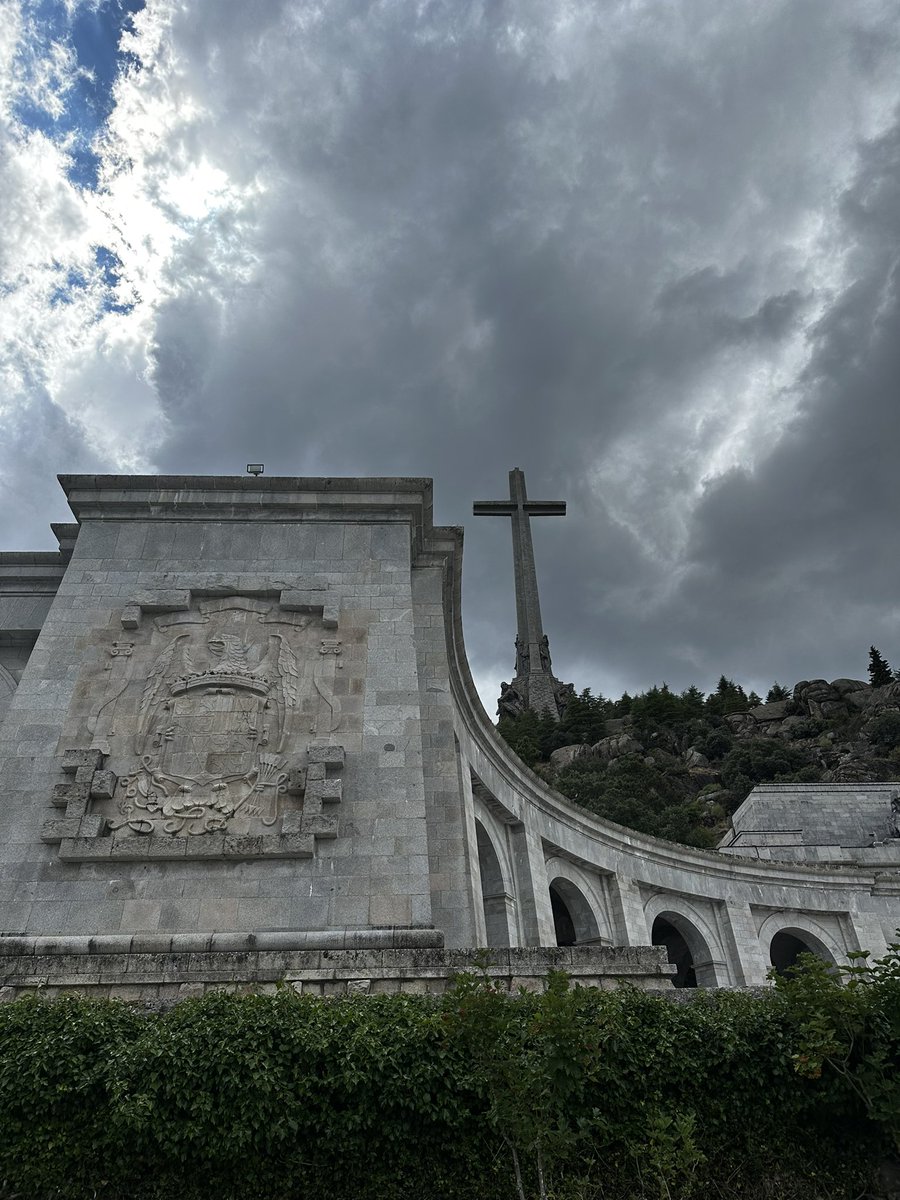 javionsalo's tweet image. Si se hace lo de gastarse 31 malditos millones de euros en romper estatuas de uno de los mayores monumentos de España, deberíamos ir desde todos puntos de España para montar como mínimo un Ferraz 2.0 en la Basílica