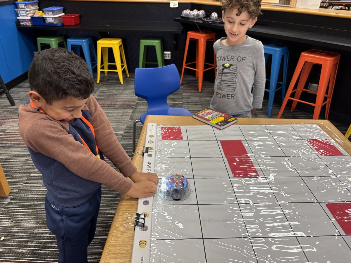 WallarooLibrary's tweet image. Intro to Beebots today was very exciting! They caught on so fast and coded LONGGGGGGGG paths to the wallaroo. @PISDlibraries @pisdtech @dan_blier