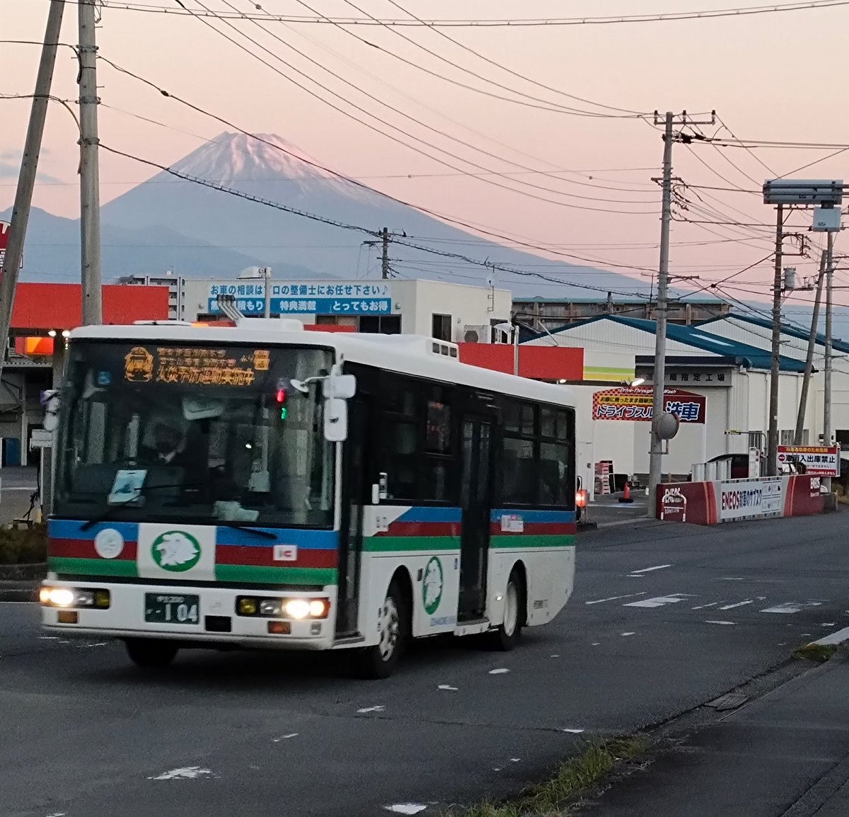 ohashiei's tweet image. 富士山をバックに回送車がゆく
#伊豆箱根鉄道
#伊豆箱根バス
#いずっぱこ
#路線バス
#富士山
#静岡県
#函南町