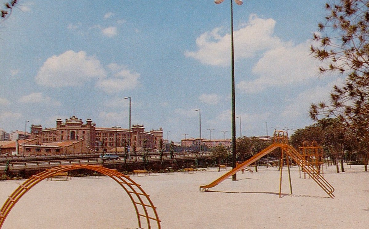 Os compartimos esta fotografía en la que se puede ver los parques de Antonio Pirala
y de Arriaga cuándo estrenaron alumbrado entre 1983-1984, además, al fondo podemos ver la Plaza de Toros de Las Ventas.

Fuente: Memoria de Madrid

Descarga la app
laarroba.page.link/LaArrobaApp