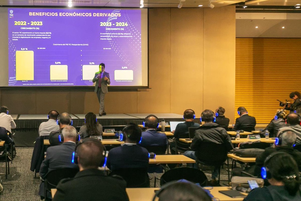 Ministerio_TIC's tweet image. En #Embdata, un espacio donde la tecnología impulsa el conocimiento, nuestro director (e) de Economía Digital (@TalentoDigCol), @wilasanchezm, destacó que formar talento digital es clave para que Colombia innove, cree futuro y consolide su competitividad en el mercado global.