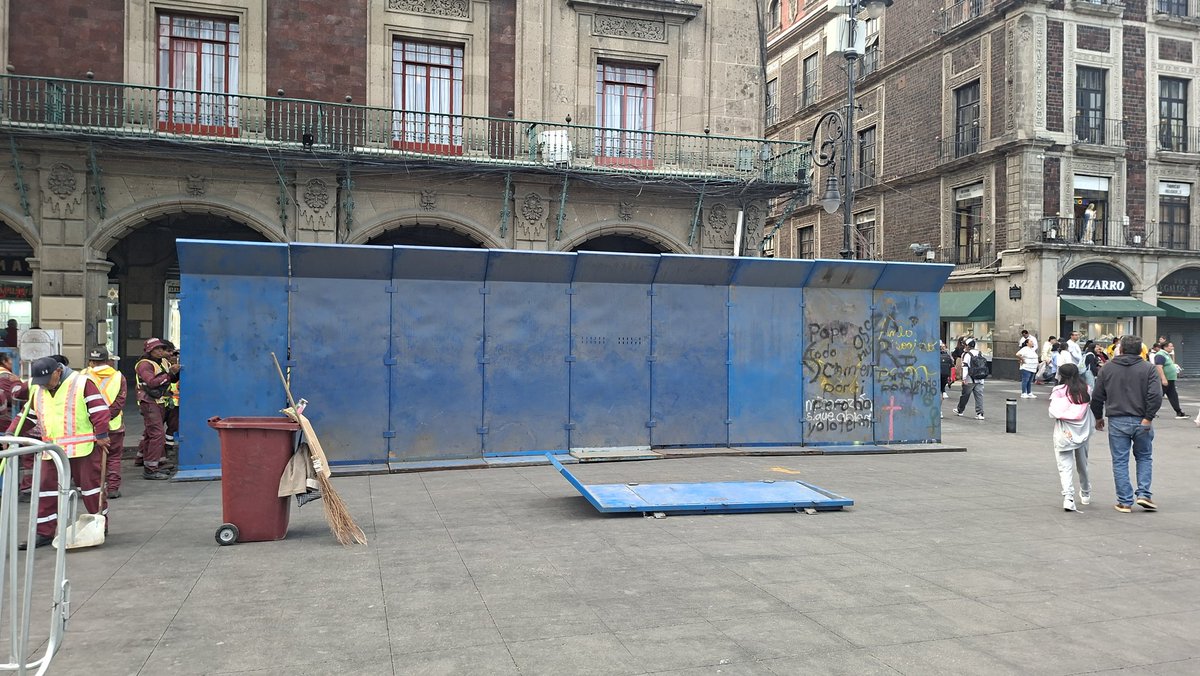 GaboAngelesMx's tweet photo. Pues ya comenzó a cerrar Calle Madero. Si que tiene un chingo de miedo https://t.co/GcBwb8wHcM