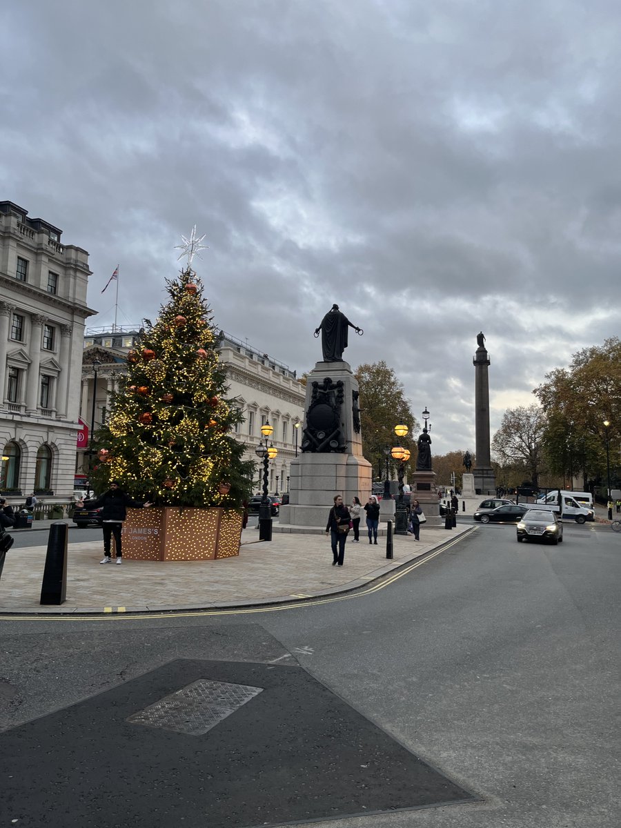 На Waterloo st зашли в Узбекский ресторан взяли сомсышки и лагман  
на удивление весь персонал немного говорят на русском