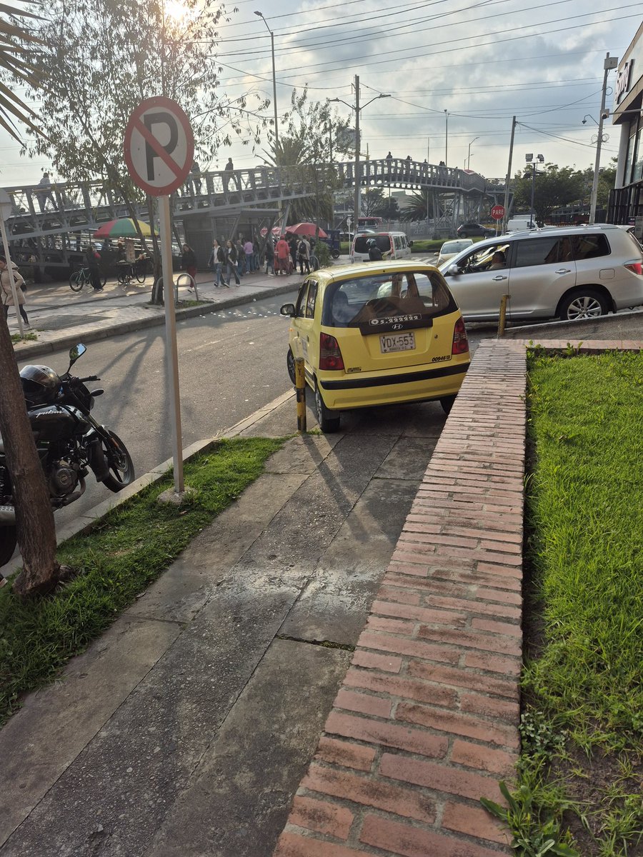 TheWorldGallo's tweet photo. @SectorMovilidad  ...es increíble el abuso de este taxista.. lleva más de 1 hora parqueado sobre el andén sin permitir el paso peatonal. @alcaldiausaquen @Citytv #cazainfractores https://t.co/6rJNdWnVJa