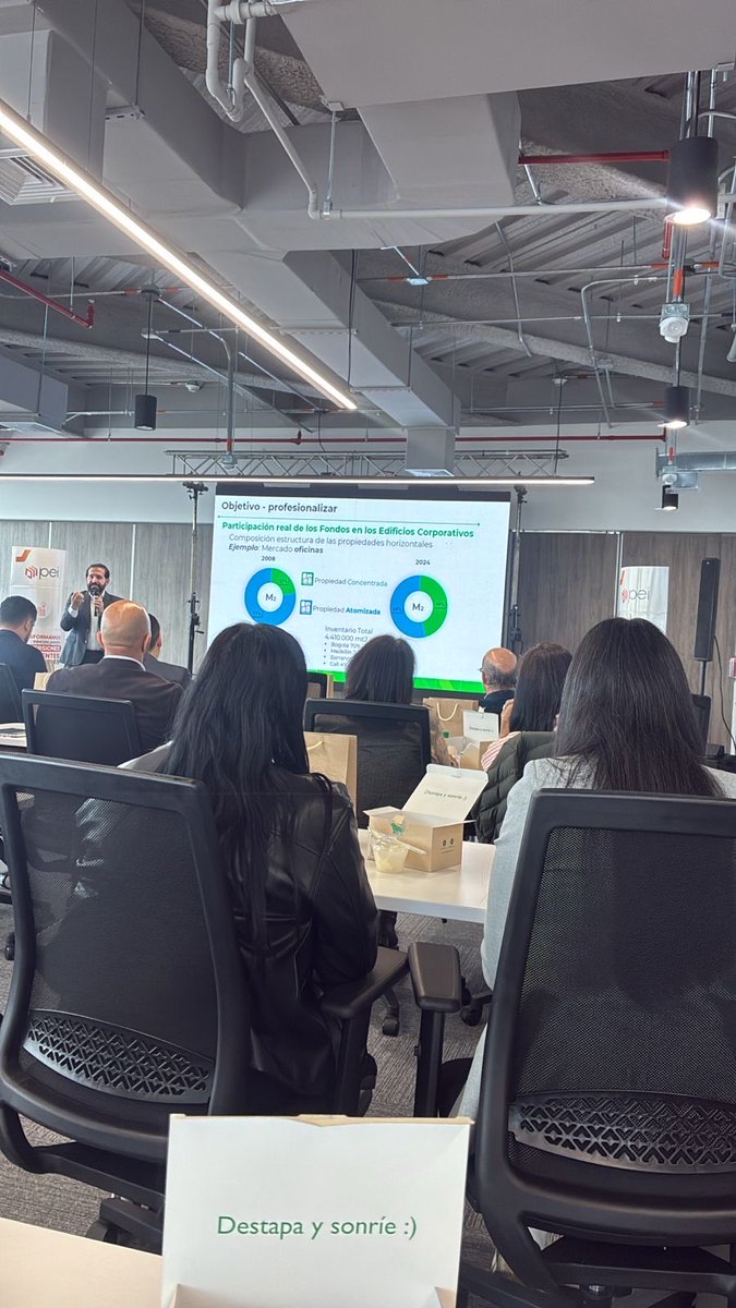 El Centro Comercial Bima participó en el Seminario de Fondos de Inversión Inmobiliaria organizado por AcecolombiaOrg y PEI.
Un espacio para compartir conocimientos y fortalecer el desarrollo inmobiliario en Colombia.  Panelistas🎙️Felipe pacheco, Oscar pardo y Andrés Esquivel.