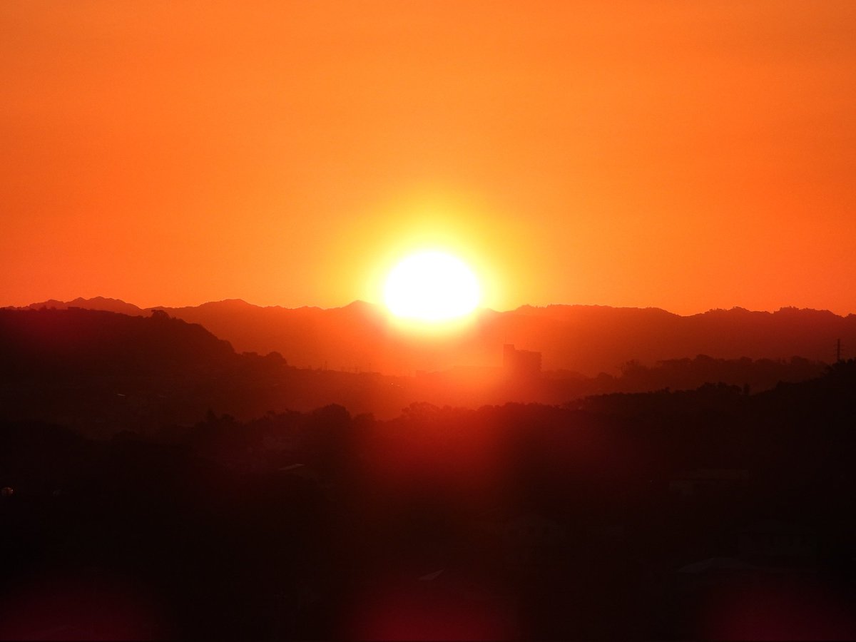 おはようございます🌅 今日はいい天気になりそうです😊 頭上には下弦の月